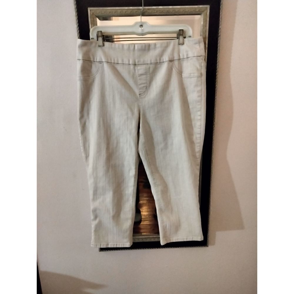 Chico's Plus Size Pull On Capris - Picture 2 of 8